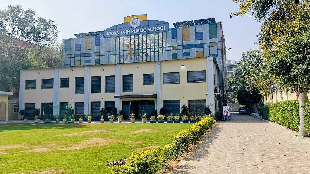 Vidya Jain Public School path side exterior view